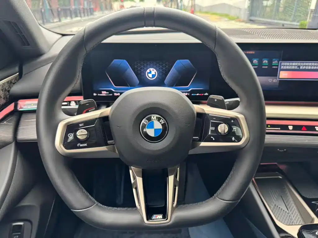 BMW 5 Series 2025 — фото 11