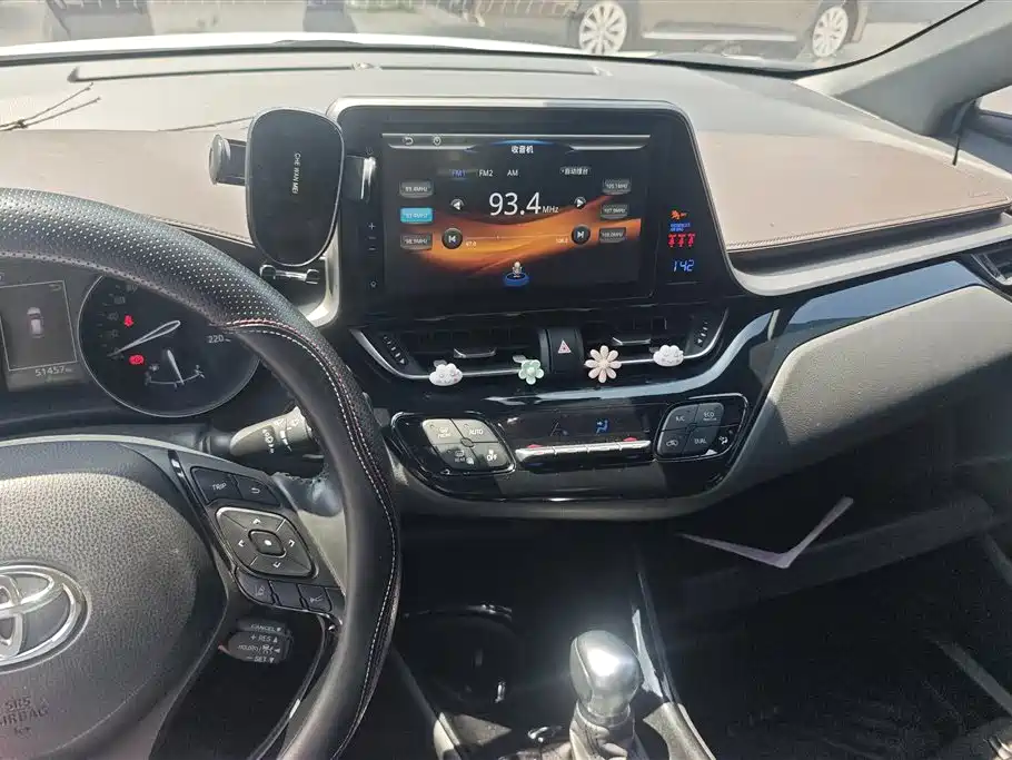 Toyota C-HR 2018 — фото 12