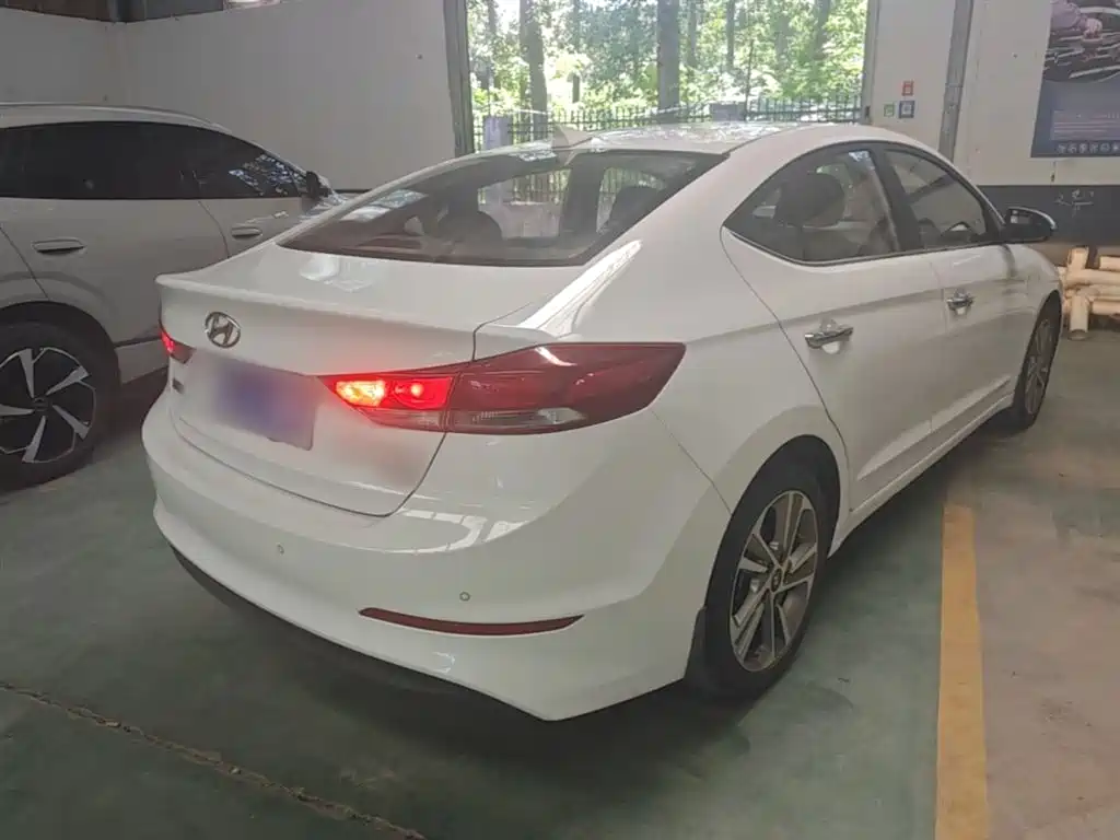 Hyundai Elantra 2018 — фото 7