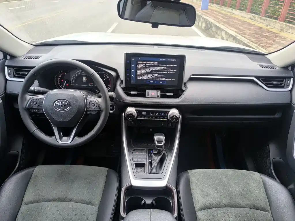 Toyota RAV4 2023 — фото 11