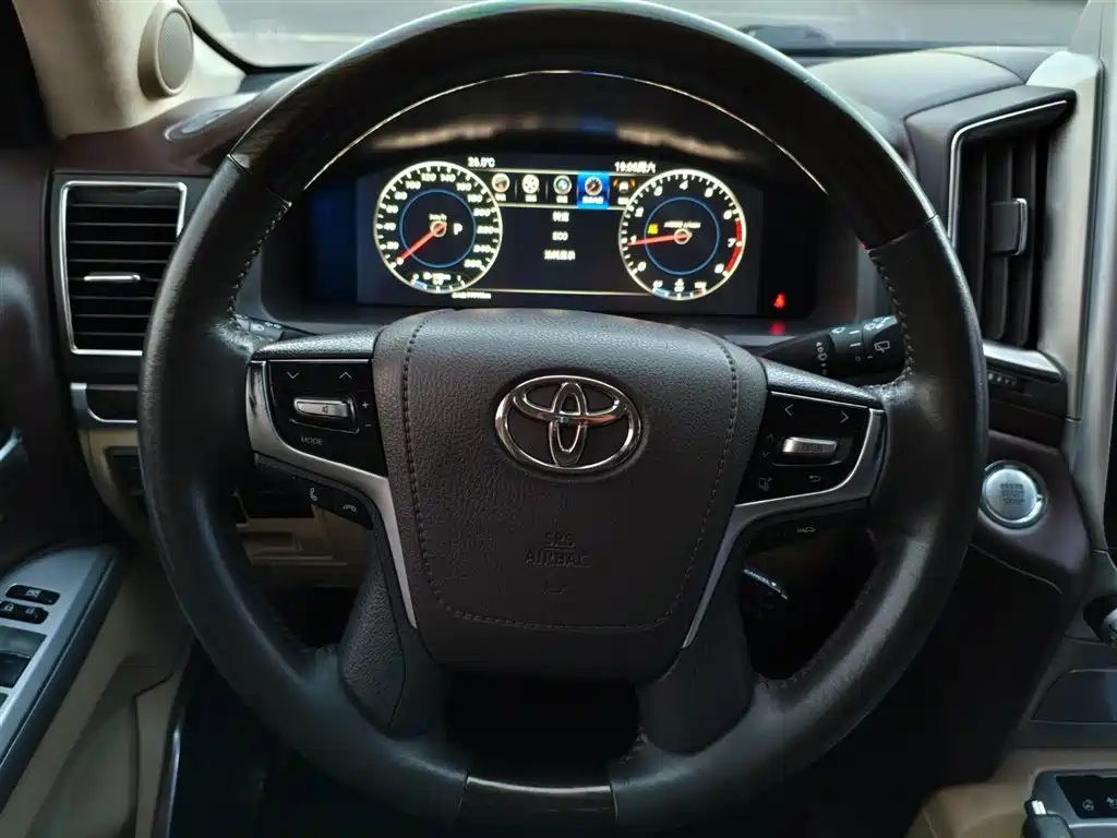 Toyota Land Cruiser 2016 — фото 10