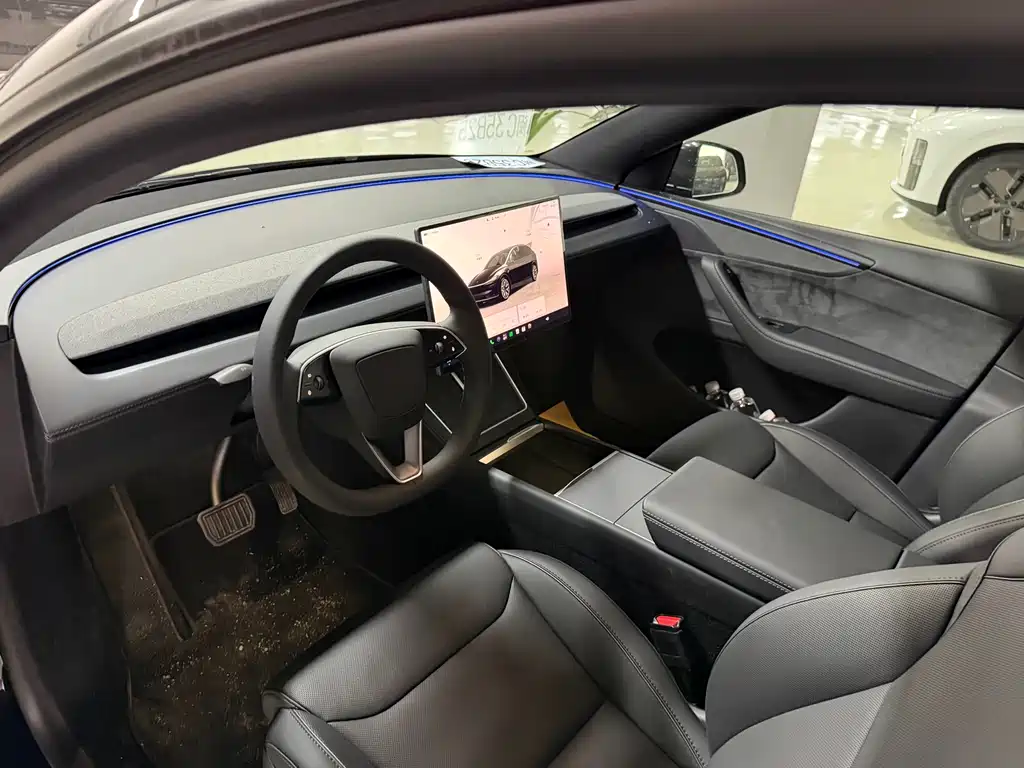 Tesla Model Y L 2026 — фото 13