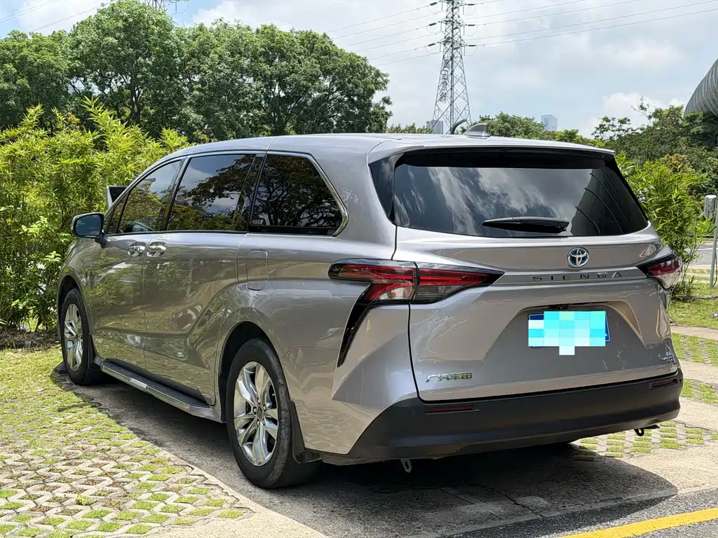 Toyota Sienna 2023 — фото 4