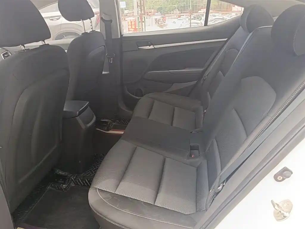 Hyundai Elantra 2018 — фото 17