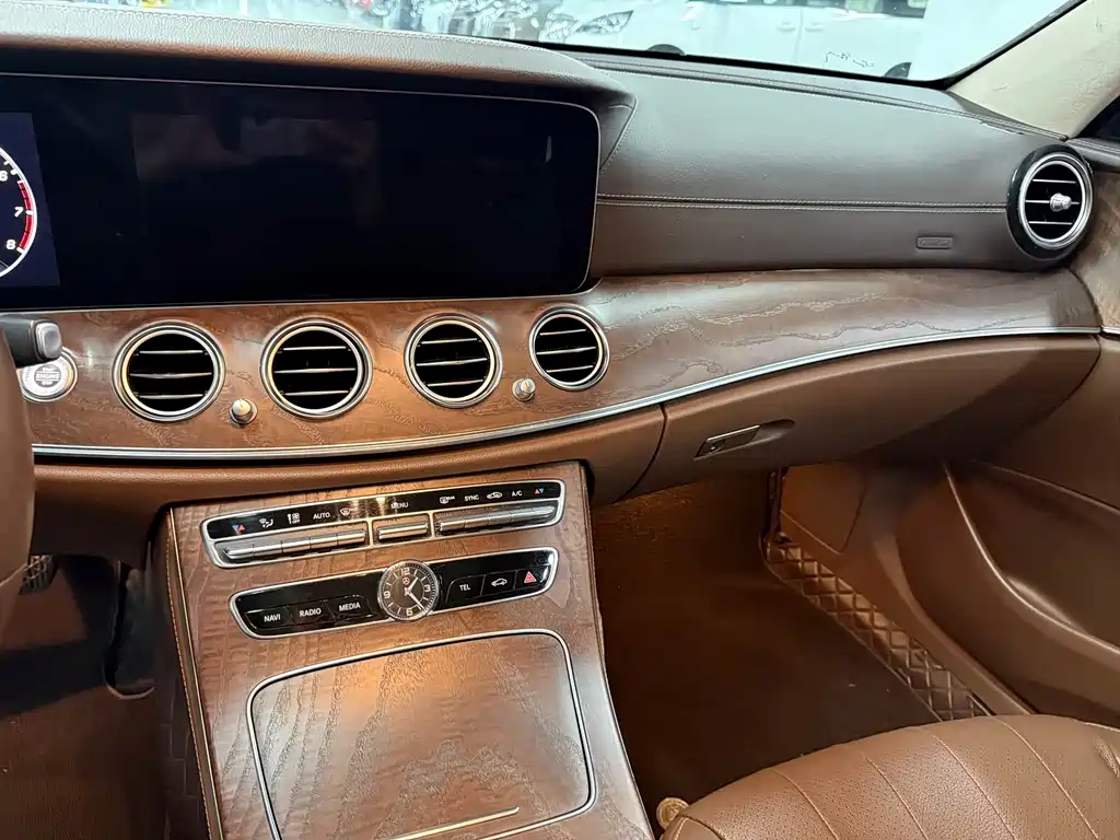 Mercedes-Benz E-Class 2018 — фото 12