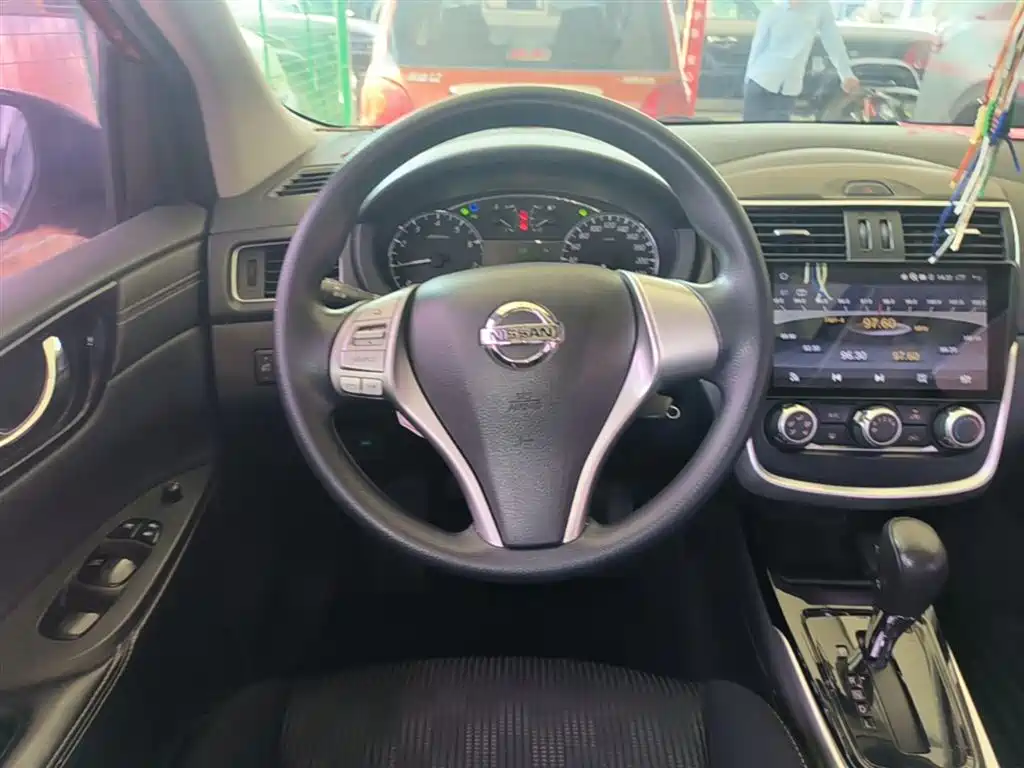Nissan Tiida 2017 — фото 11