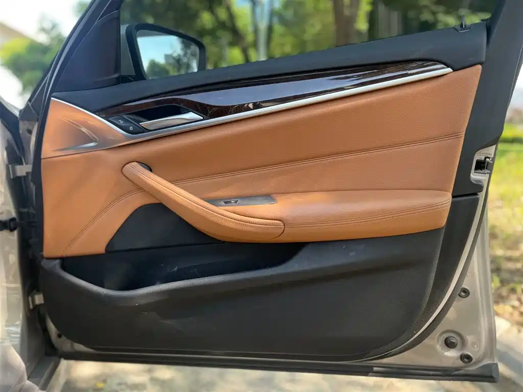 BMW 5 Series 2018 — фото 14