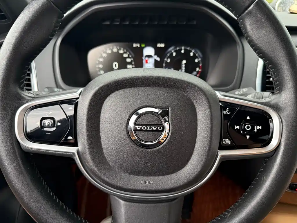 Volvo XC90 2017 — фото 14