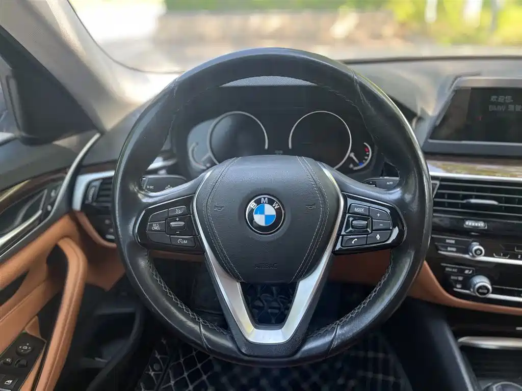 BMW 5 Series 2018 — фото 16