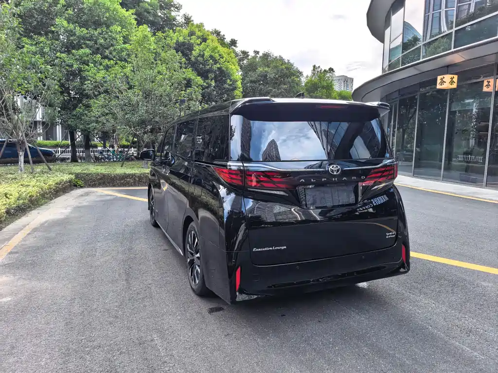 Toyota Alphard 2024 — фото 18