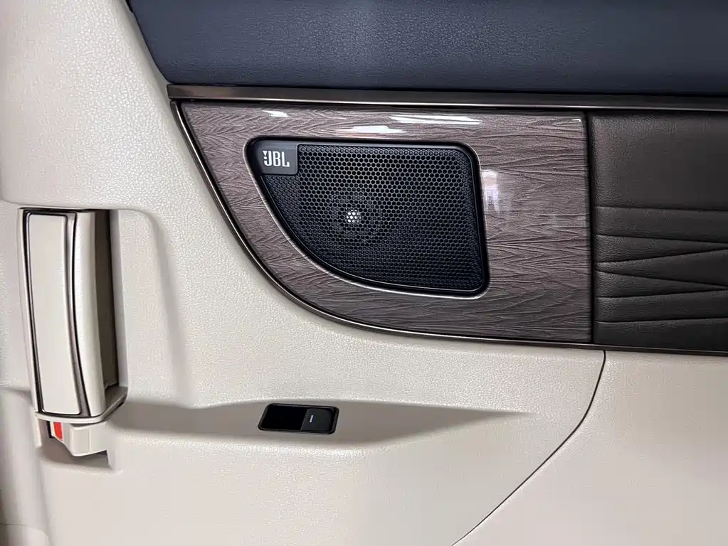 Toyota Alphard 2024 — фото 29