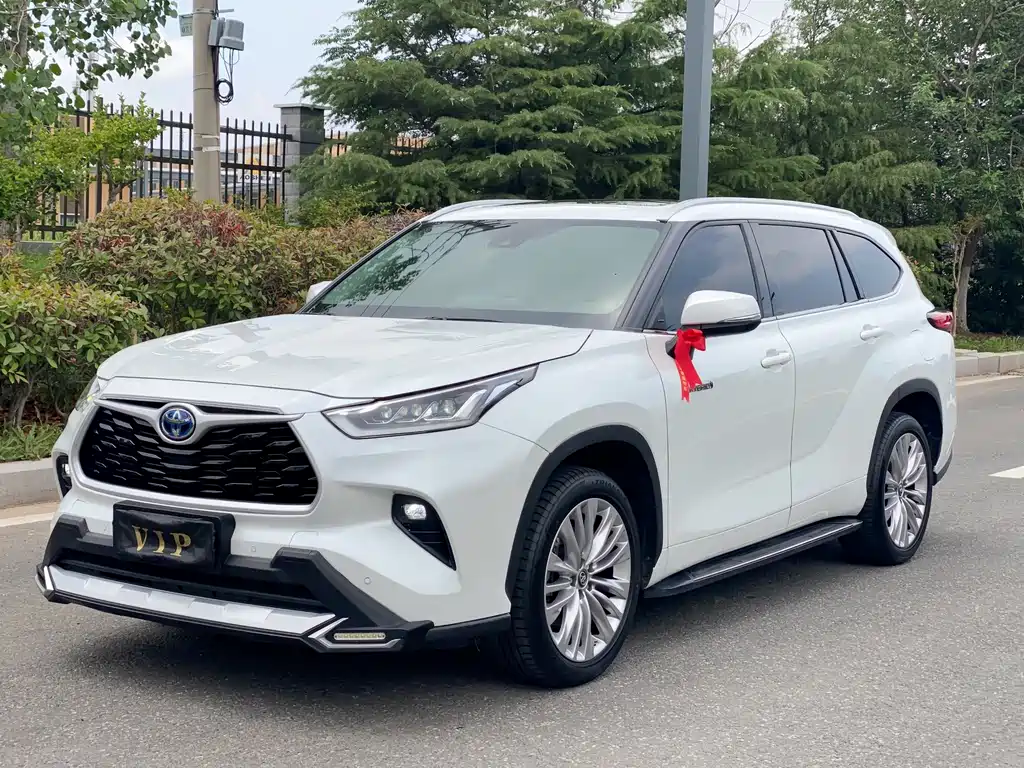 Toyota Highlander 2022 — фото 1