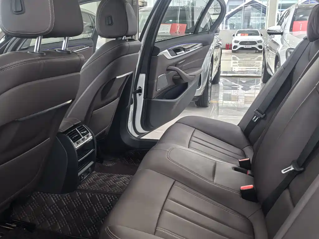 BMW 5 Series 2019 — фото 11