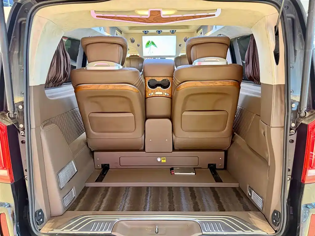 Mercedes-Benz V-Class 2021 — фото 18