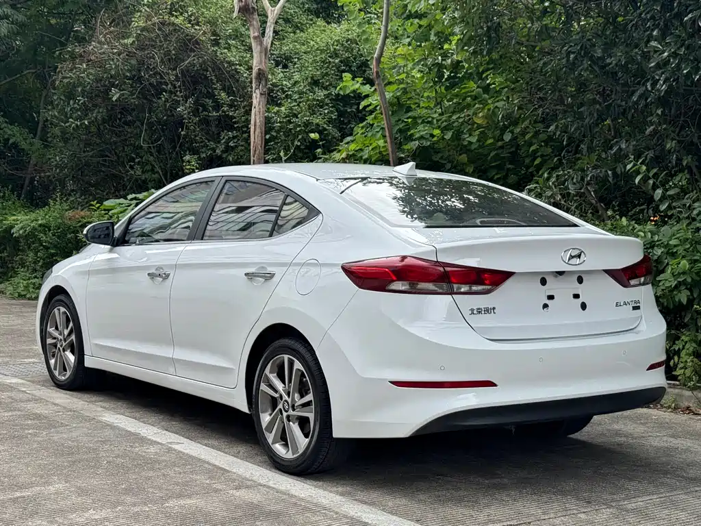 Hyundai Elantra 2016 — фото 4