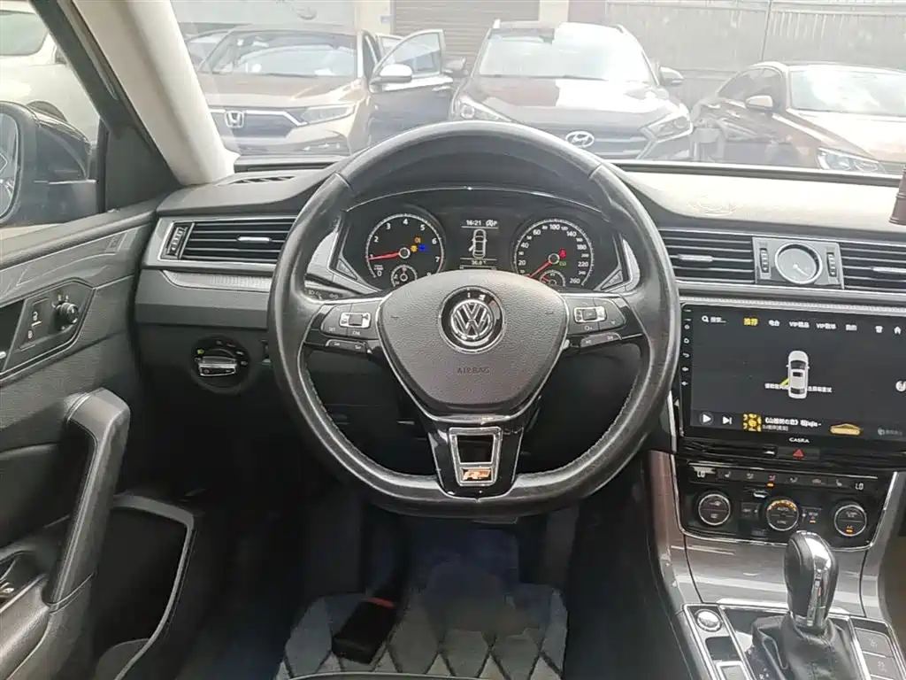 Volkswagen Passat 2017 — фото 11