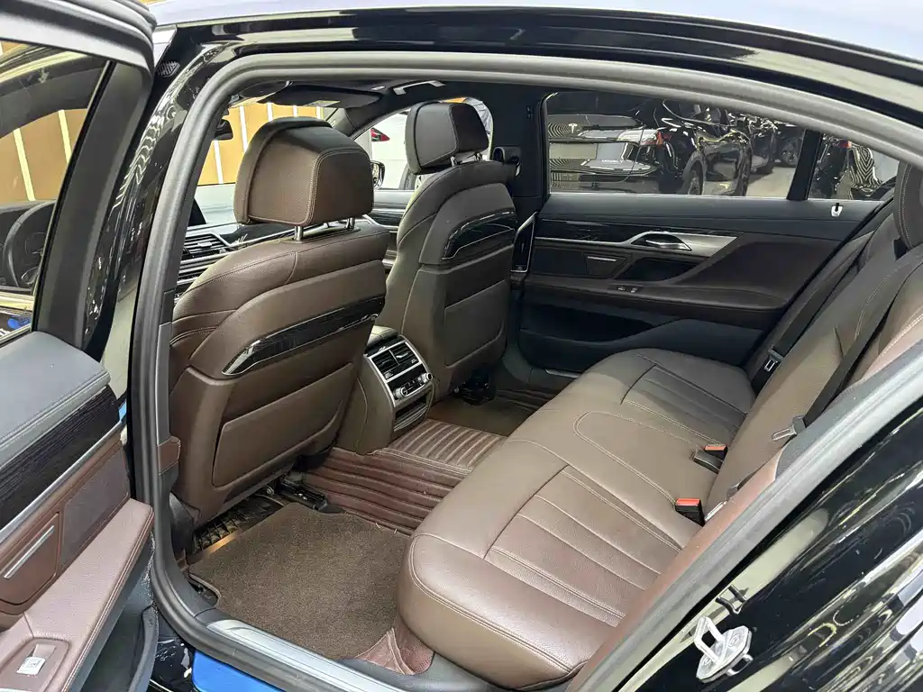 BMW 7 Series 2018 — фото 11