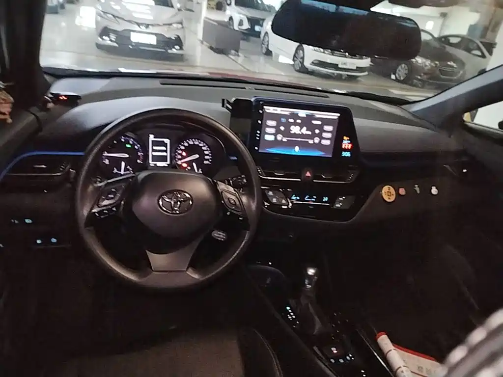 Toyota C-HR 2019 — фото 10