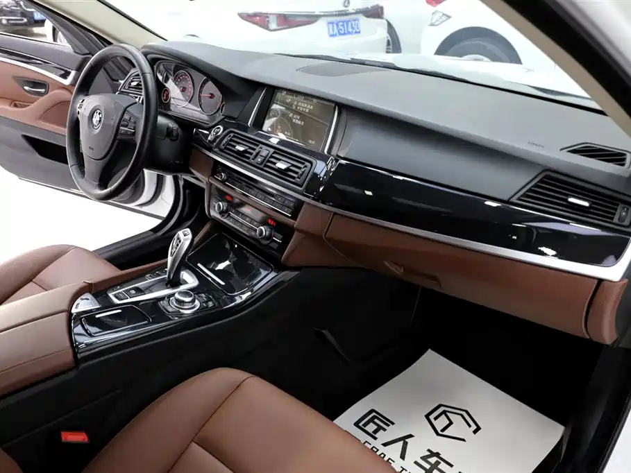 BMW 5 Series 2015 — фото 16