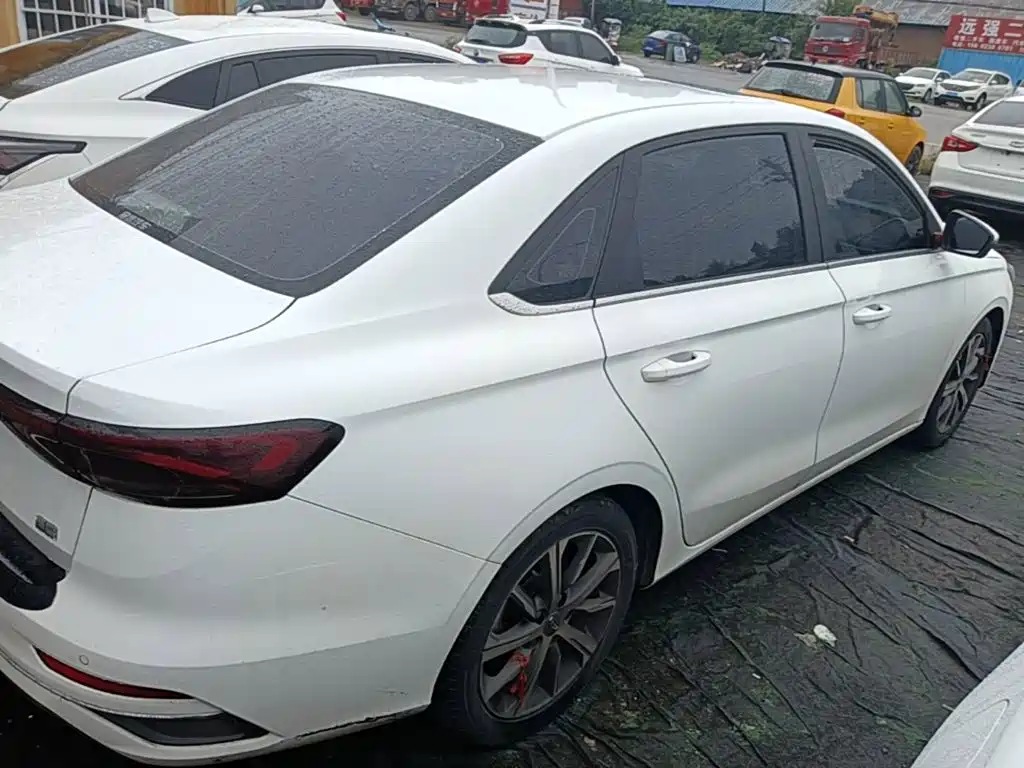 Geely Emgrand 2022