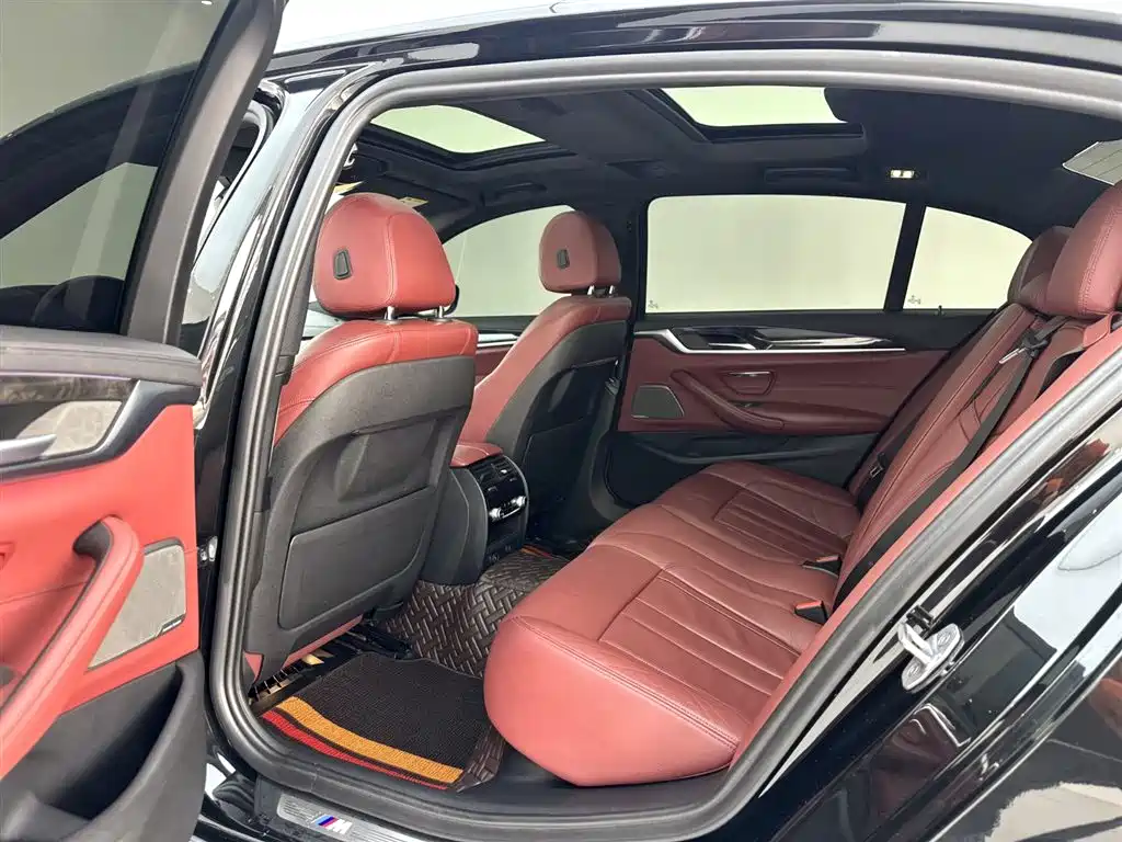 BMW 5 Series 2018 — фото 14