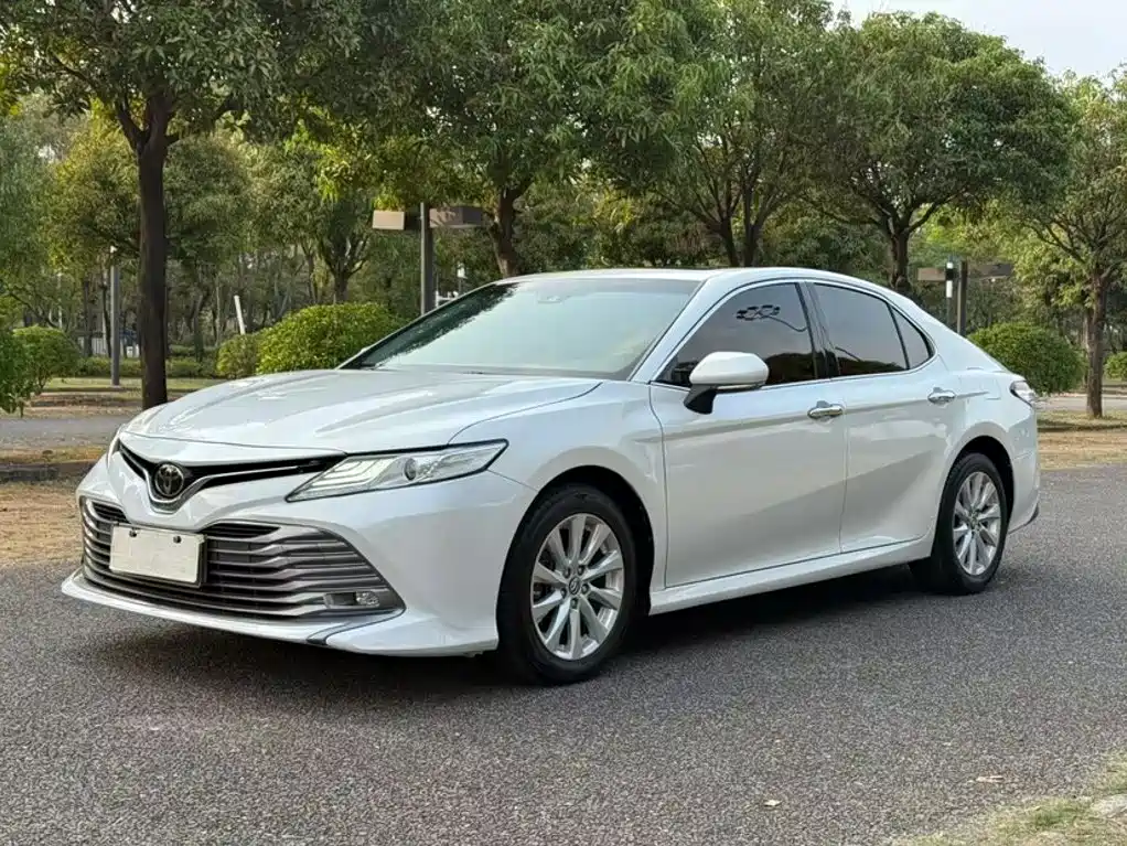 Toyota Camry 2020 — фото 1