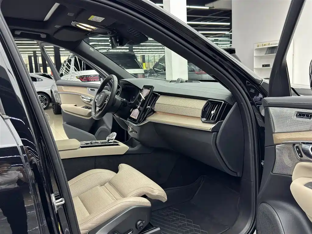 Volvo XC90 PHEV 2025 — фото 8