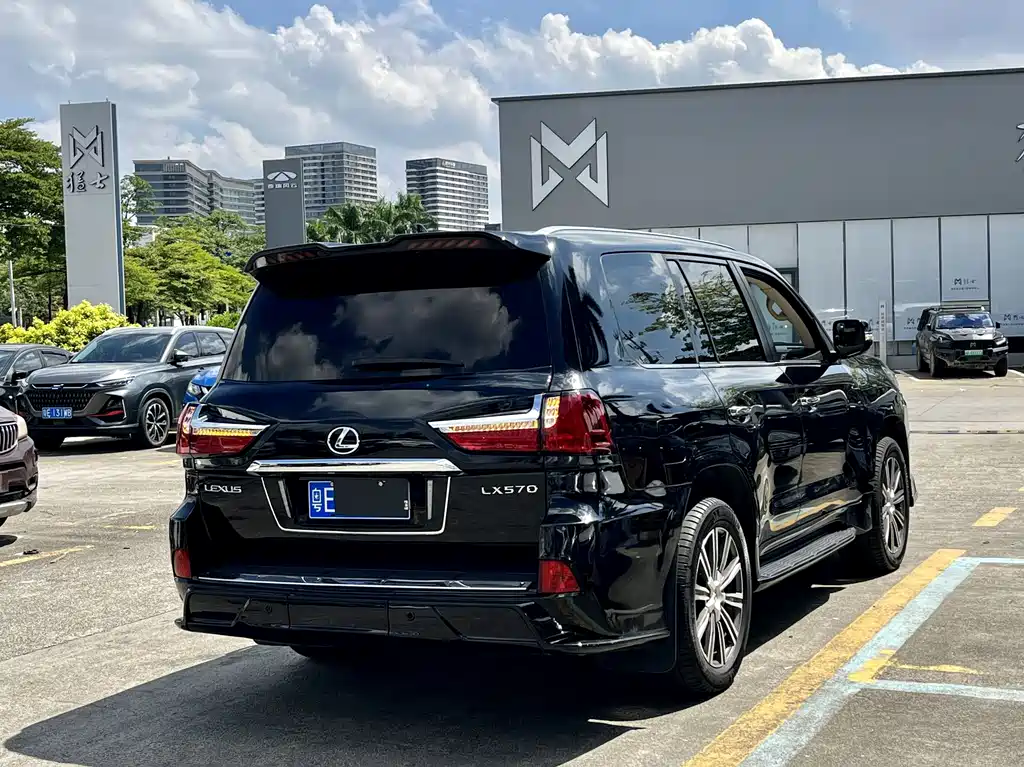 Lexus LX 2011