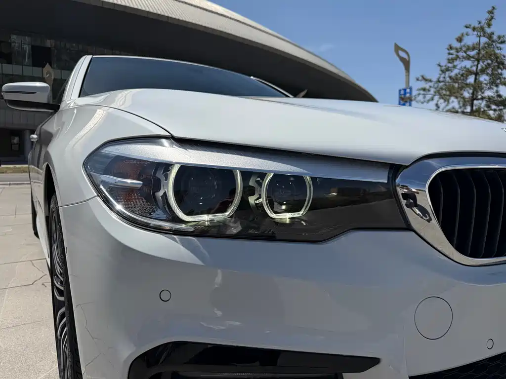 BMW 5 Series 2019 — фото 8