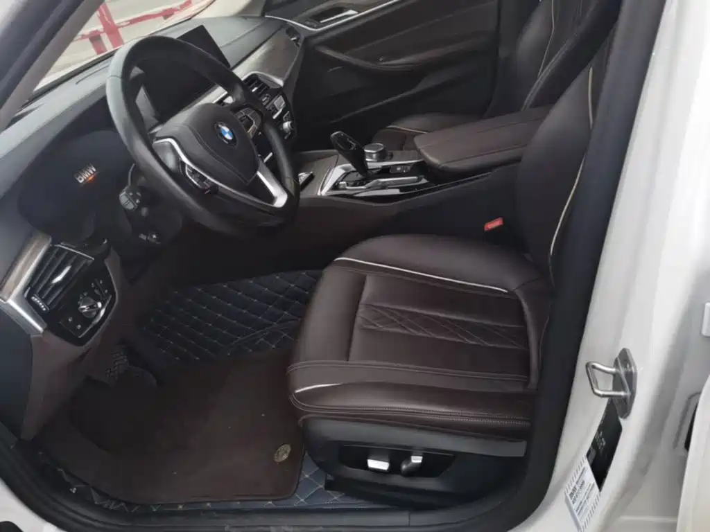 BMW 5 Series 2019 — фото 11