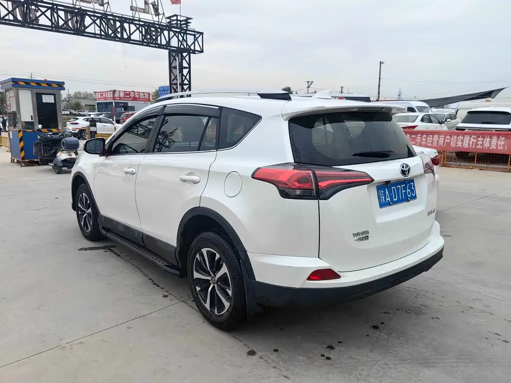 Toyota RAV4 2018 — фото 12