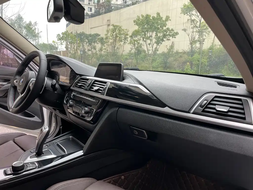 BMW 3 Series 2018 — фото 15