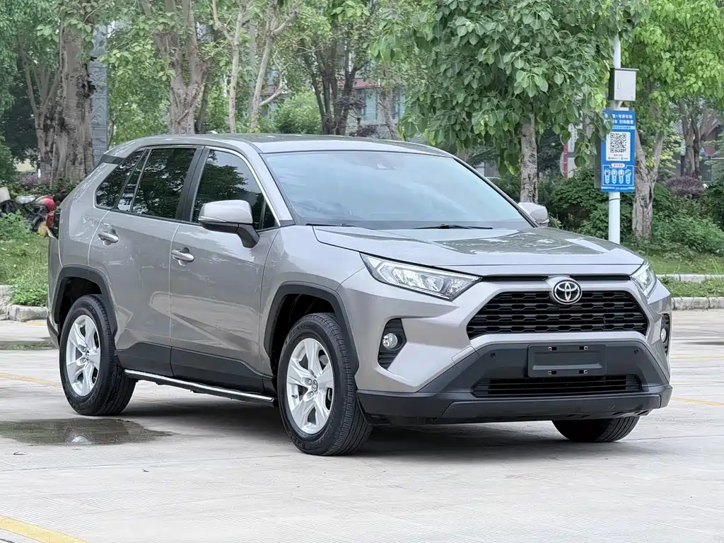 Toyota RAV4 2022 — фото 3
