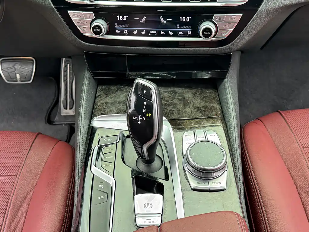 BMW 5 Series 2018 — фото 18