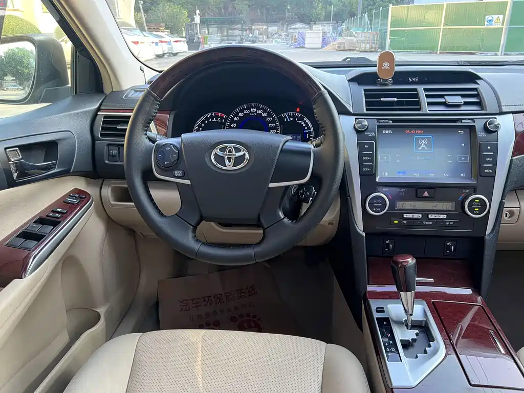 Toyota Camry 2014 — фото 11