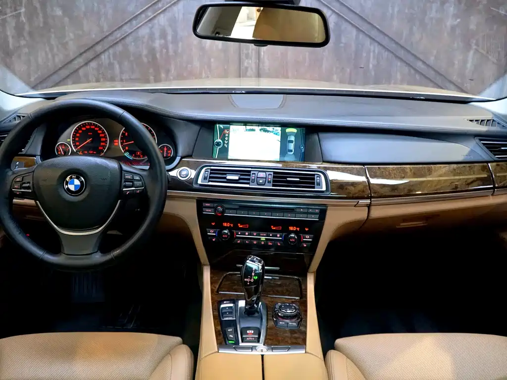 BMW 7 Series 2012 — фото 11