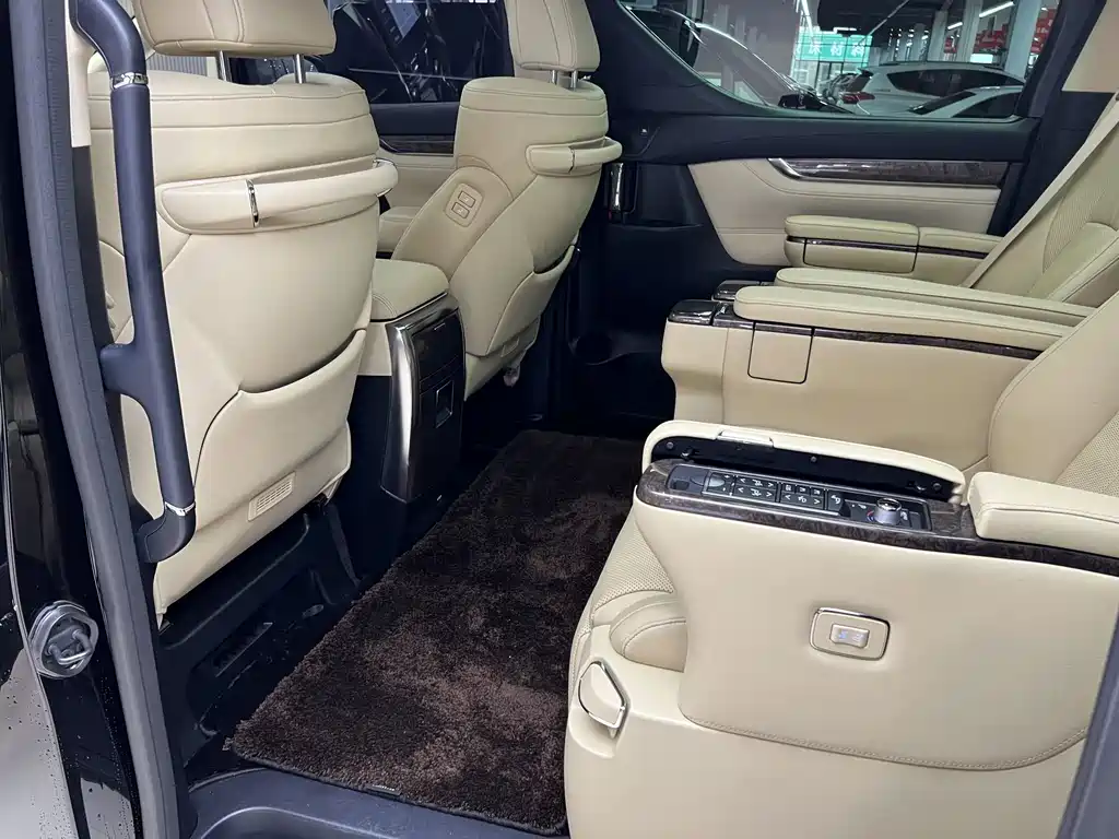 Toyota Alphard 2023 — фото 19