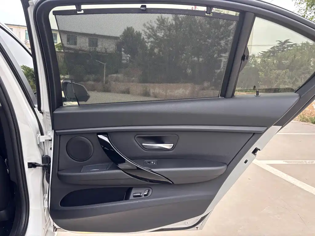 BMW 3 Series 2019 — фото 13