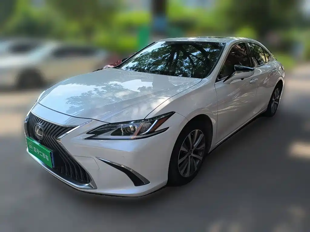 Lexus ES 2020
