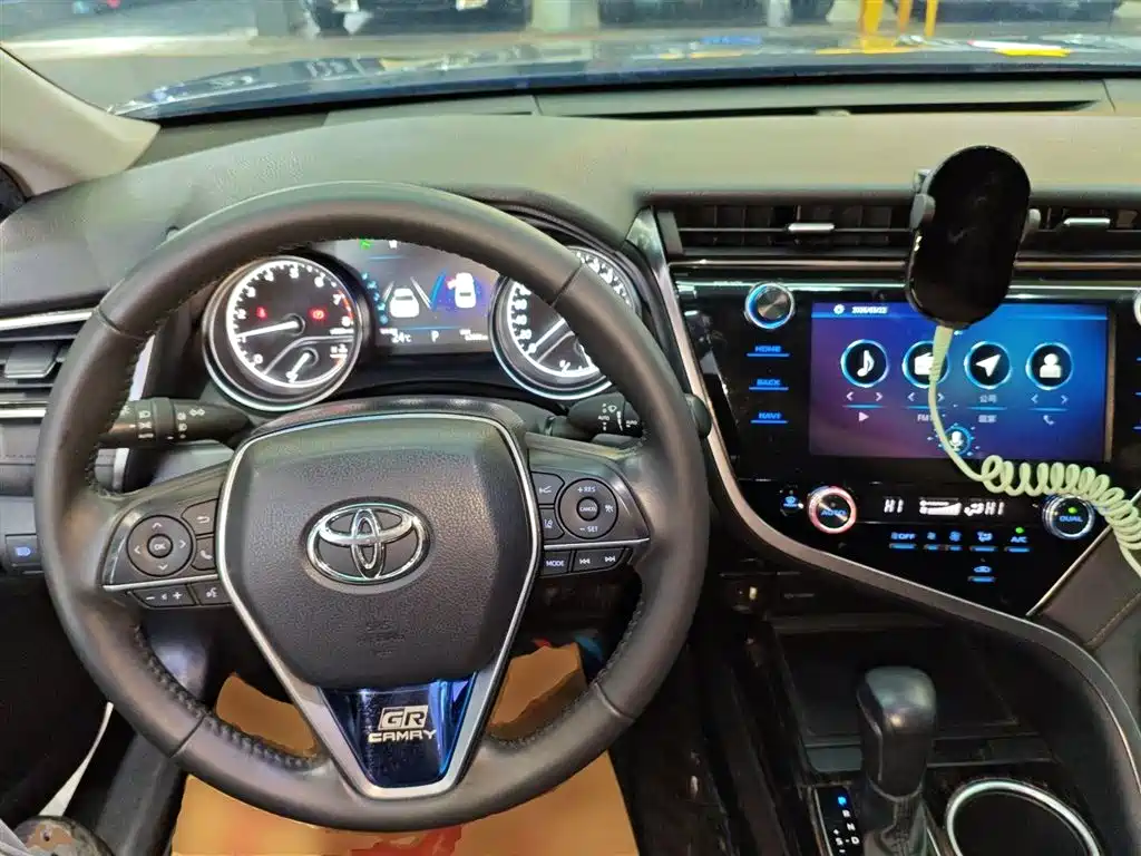 Toyota Camry 2020 — фото 10