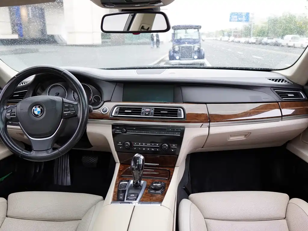 BMW 7 Series 2010 — фото 6