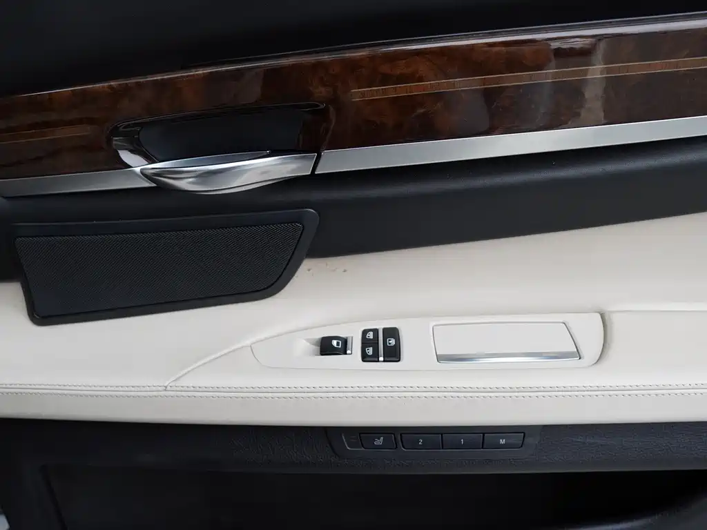 BMW 7 Series 2010 — фото 22