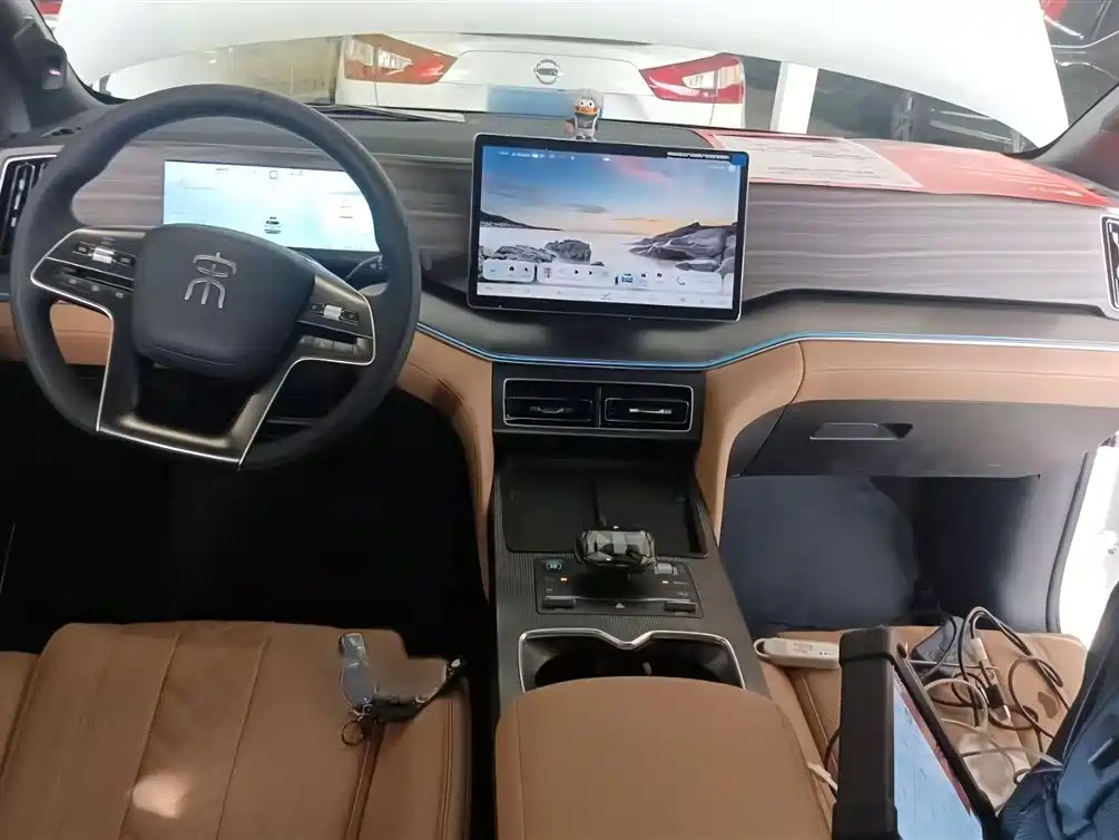 BYD L DM-i 2024 — фото 9