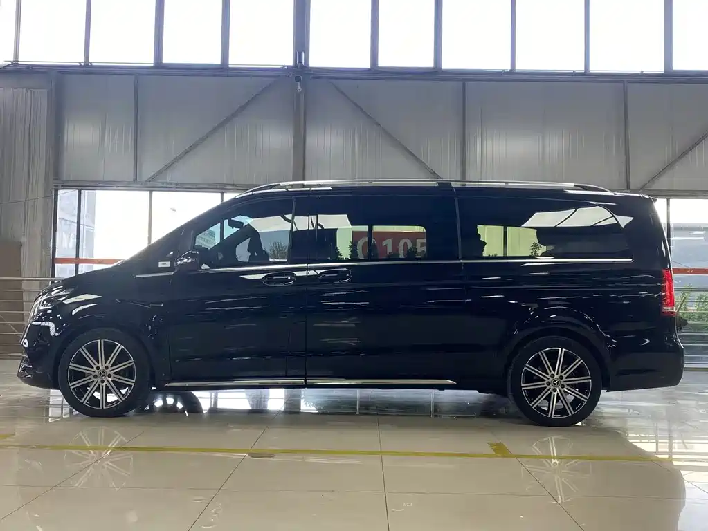 Mercedes-Benz V-Class 2023 — фото 18