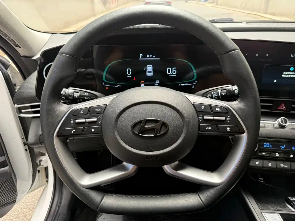 Hyundai Elantra 2023 — фото 11