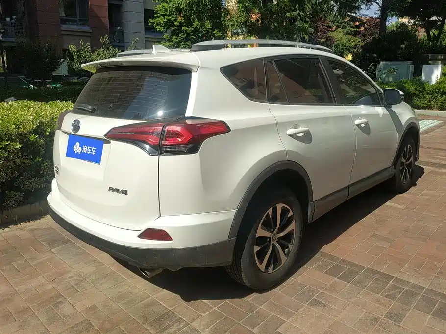 Toyota RAV4 2017 — фото 3