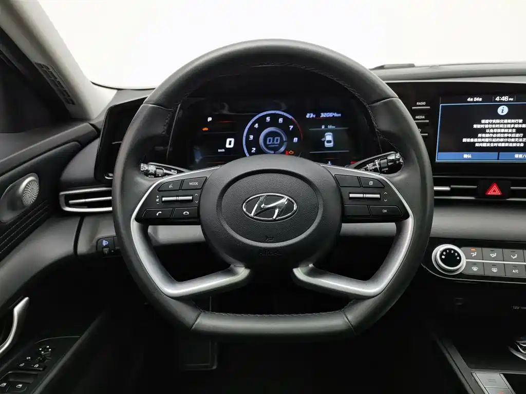 Hyundai Elantra 2023 — фото 11