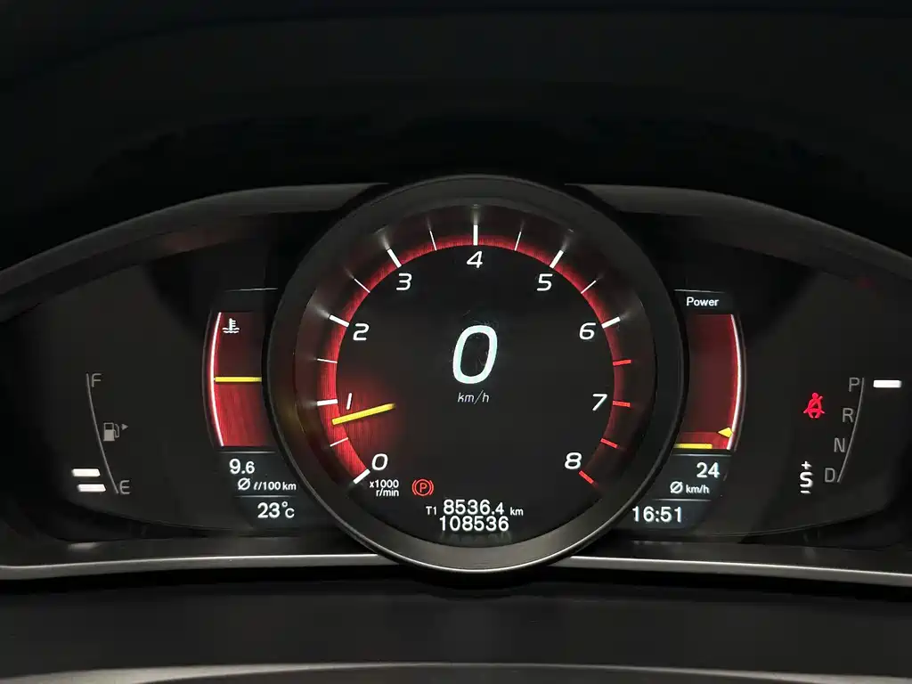 Volvo V40 2015 — фото 11