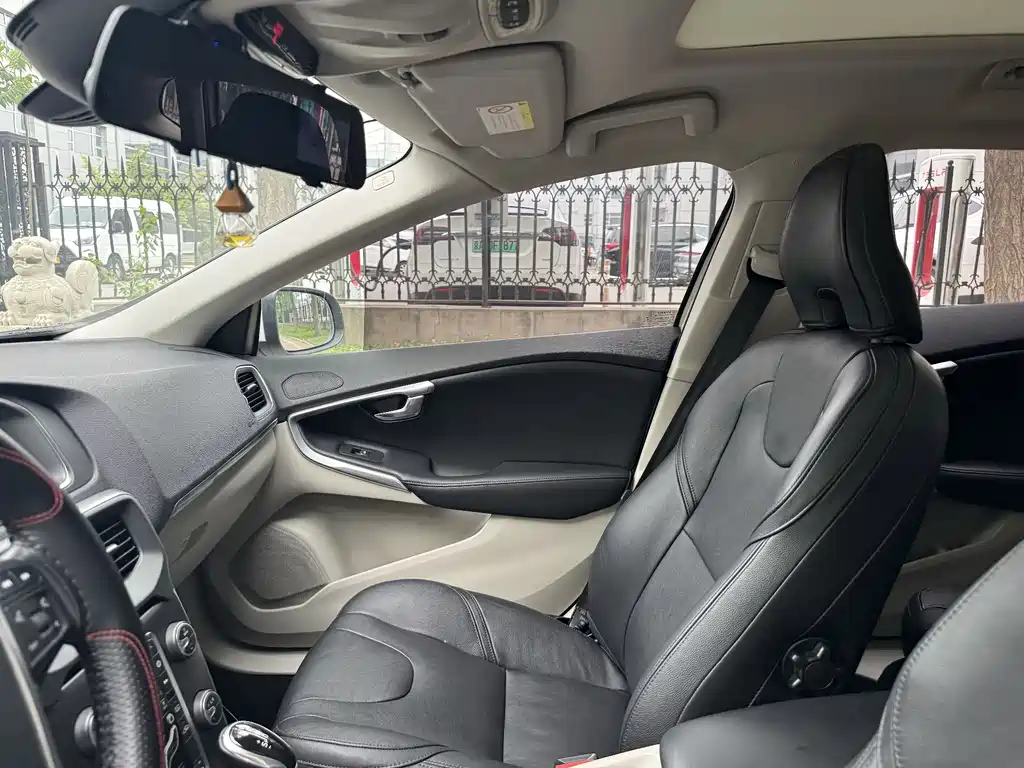 Volvo V40 2015 — фото 14