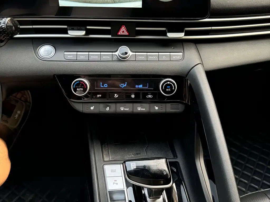 Hyundai Elantra 2023 — фото 8